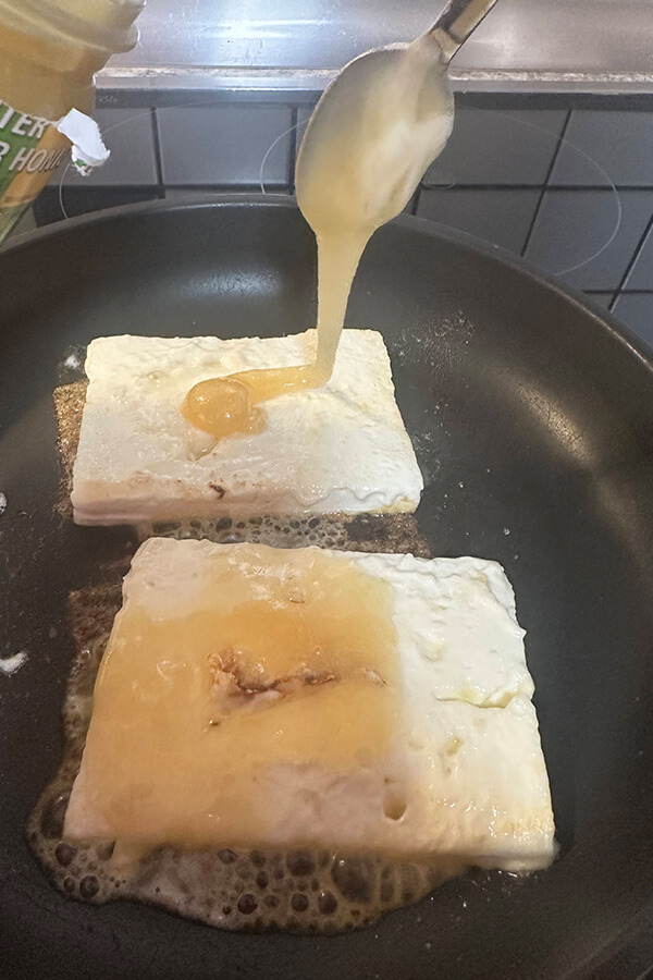 Feta mit Honig in der Pfanne karamellisieren