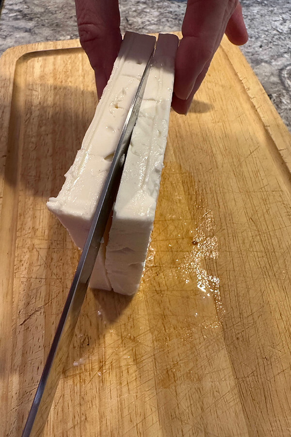 Feta mit dem Messer schneiden