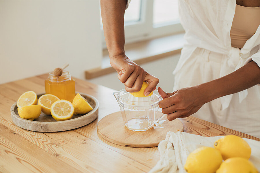 Zitronen-Honig-Dressing als Verfeinerung für grünen Spargel