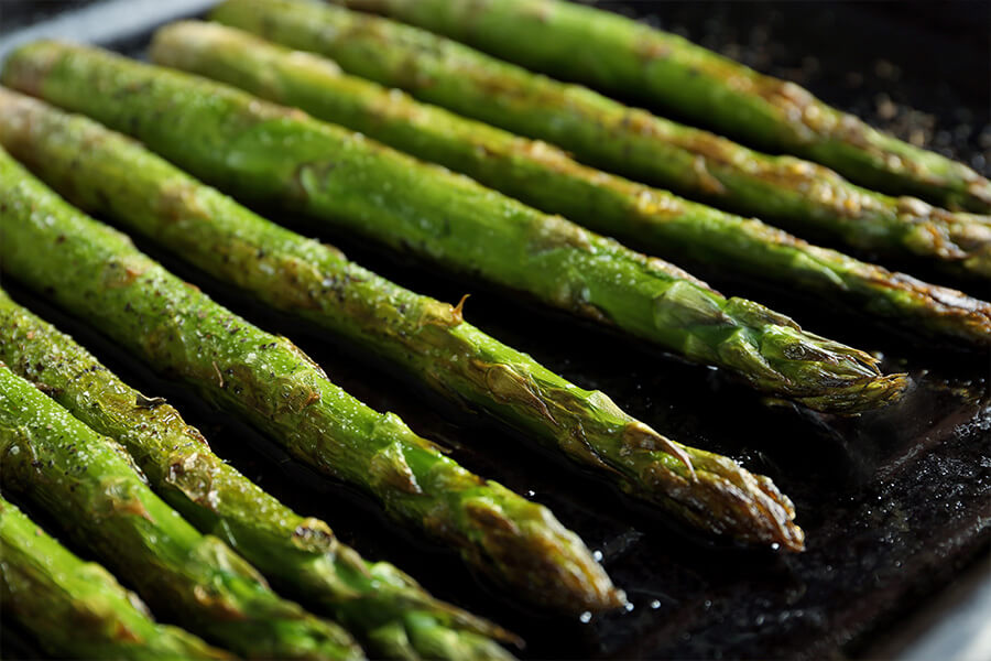 Gebratener grüner Spargel für ein Rezept mit frischem Frühlingsgemüse