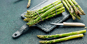 Grüner Spargel mit Honig-Zitronen-Dressing und Feta