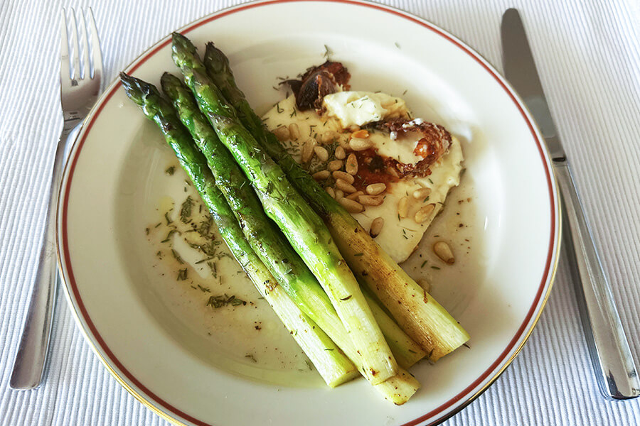 Grüner Spargel mit karamellisiertem Feta auf dem Teller
