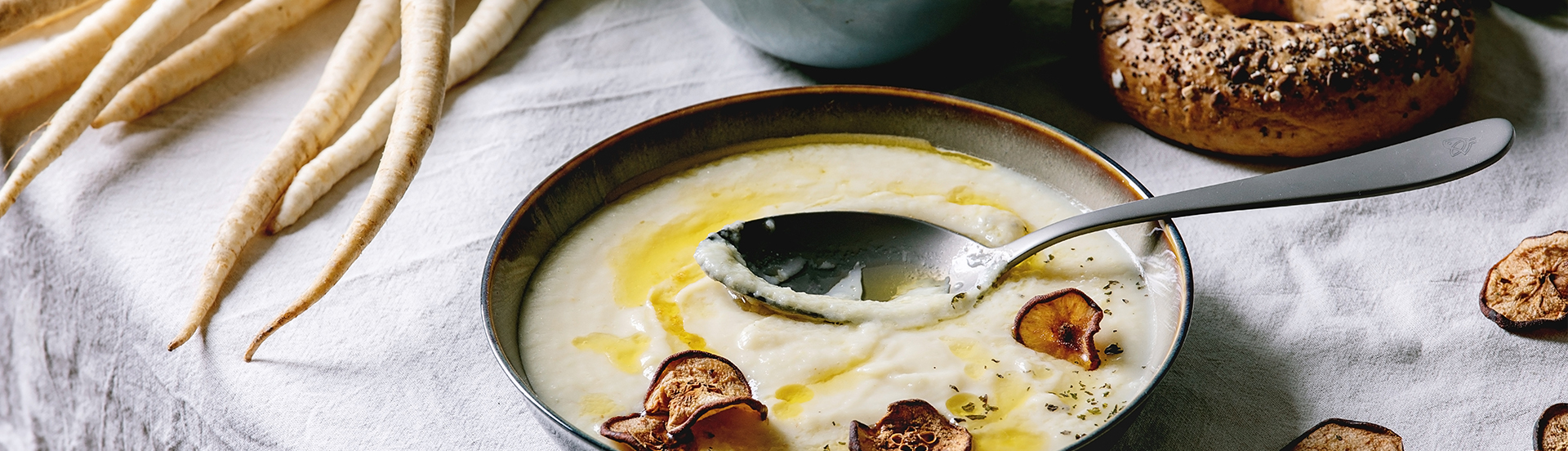 Cremige Pastinakensuppe mit Topping.