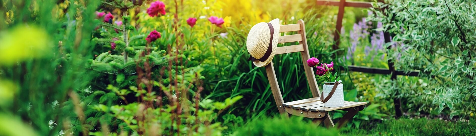 Sie gehören zu einem Sommerabend auf Balkon und Terrasse dazu: bequeme Gartenstühle, in denen man gerne den Tag ausklingen lässt oder mit Freunden an der langen Tafel zusammensitzt.