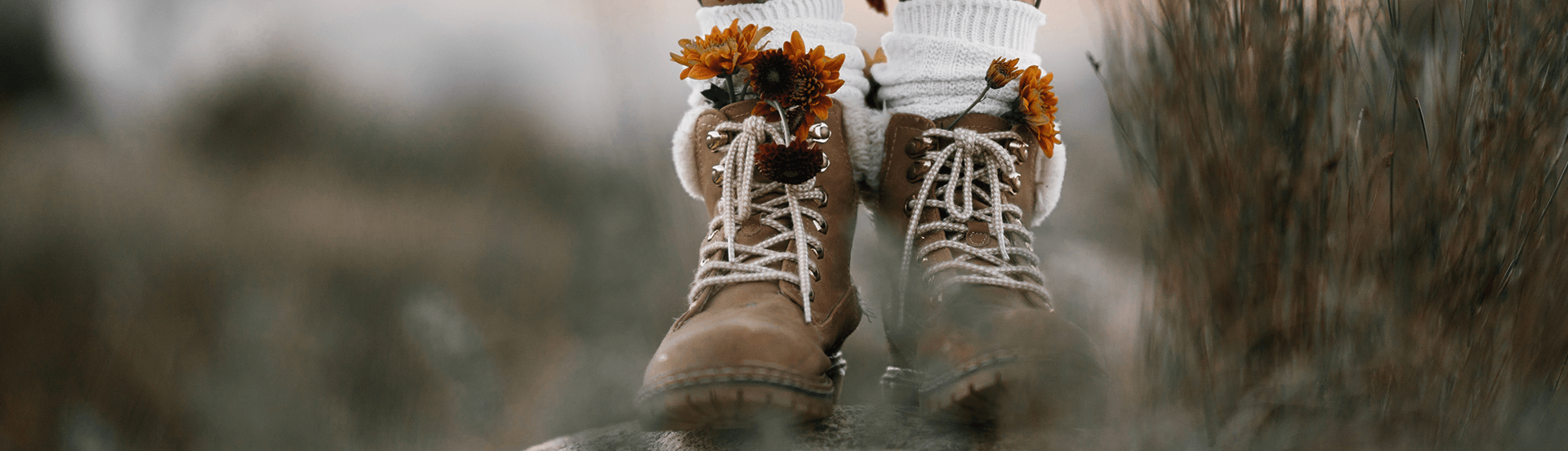 Herbstzeit ist Wanderzeit: Wanderstiefel geschmückt mit Blumen