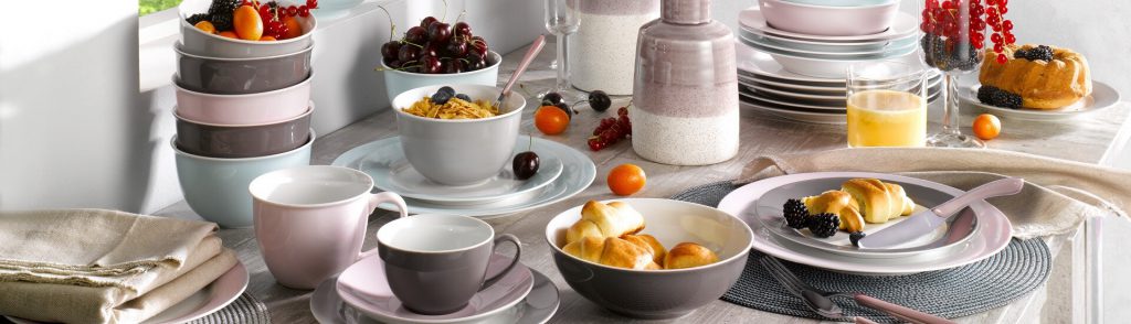 Ein Tisch eingedeckt mit GFrüshstücksgeschirr und Müslischalen