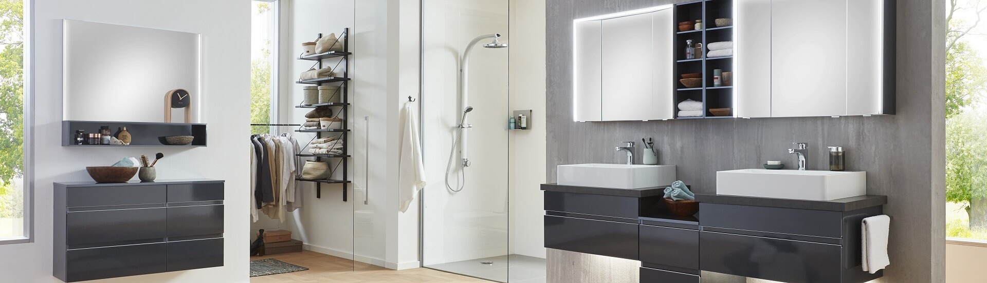 Großes, modernes Badezimmer mit Spiegelschränken und schwarzen Unterschränken