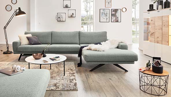 Ein Interliving Sofa in gemütlich luftigem WOhnambiente.