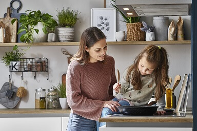 Moodbild zu Kuechencheckliste: Mutter und Tochter kochen gemeinsam.