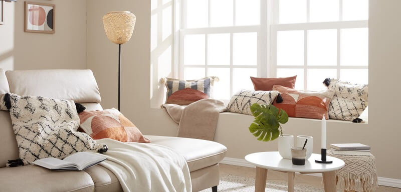 Helles Interliving Sofa Serie 4357 aus Leder, dekoriert mit Kissen und Decken