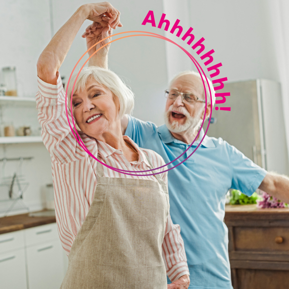 Mann und Frau tanzen in der Küche