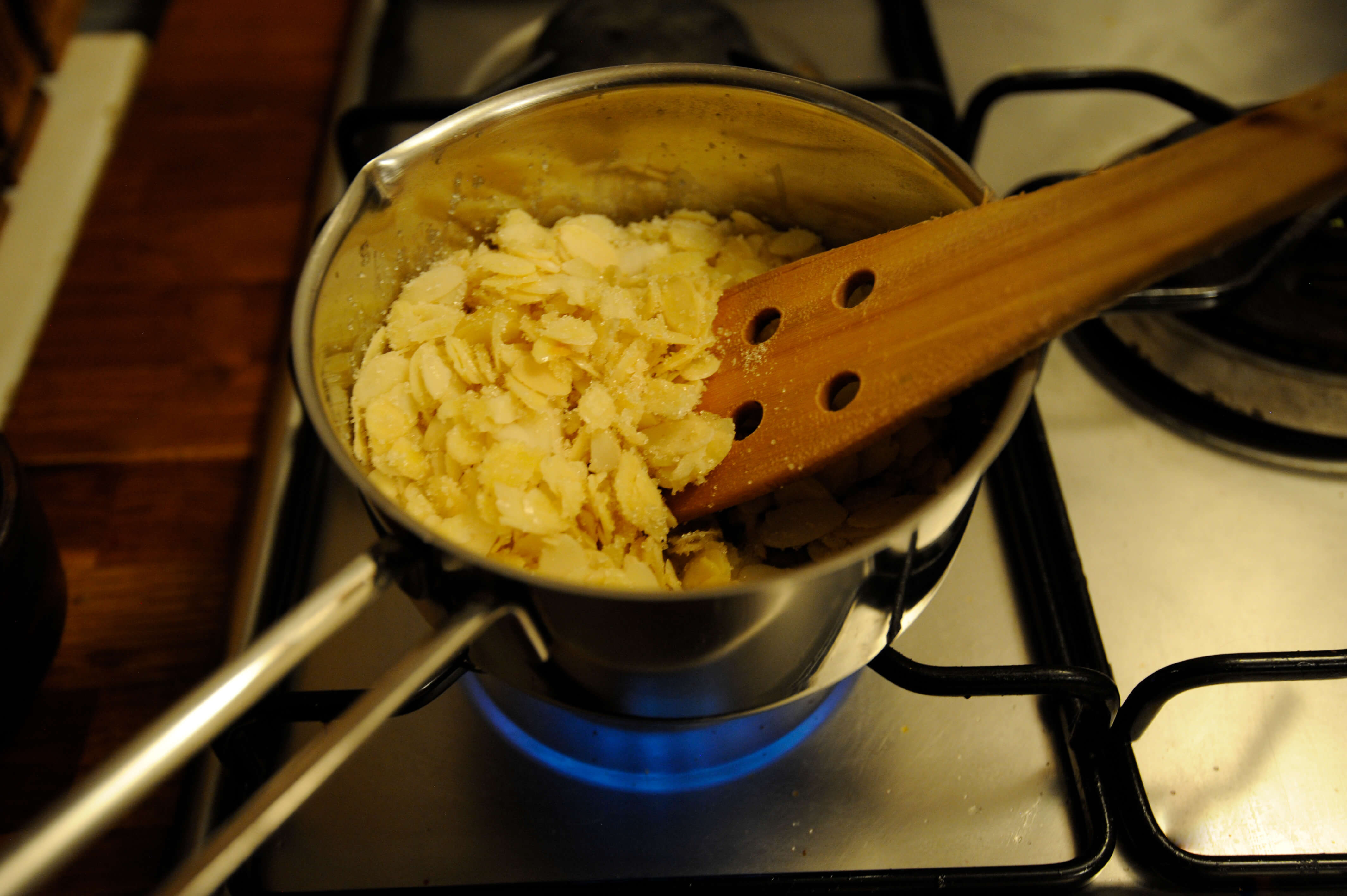 Butter im Topf zerlassen, Mandeln mit zucker zugeben und unter rühren anrösten.