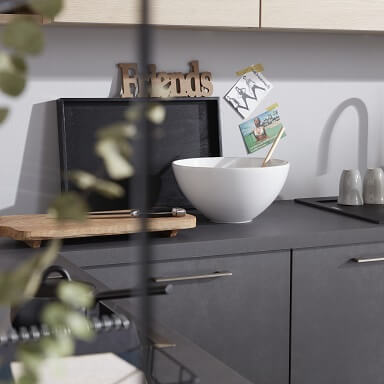 Detailaufnahme einer L-Küche in Schwarz.