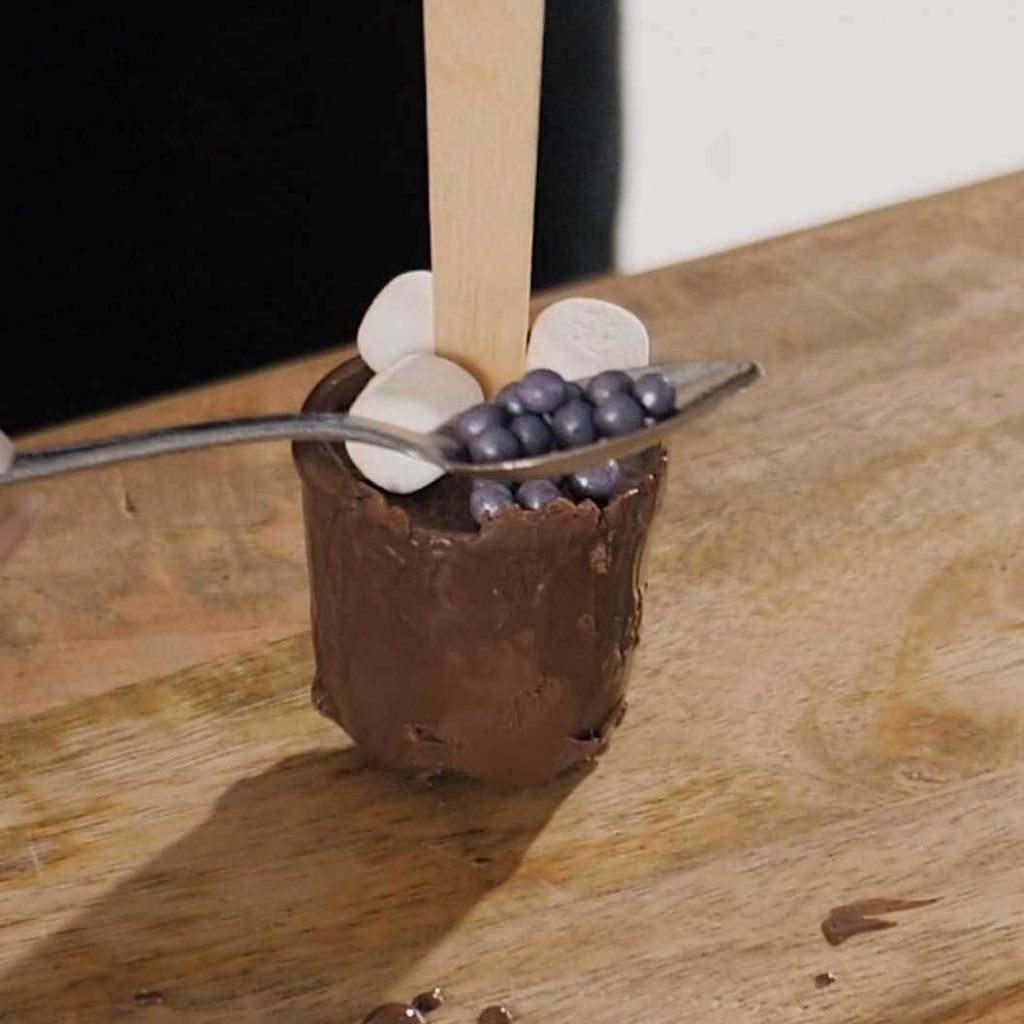 DIY-Tipp: Dekoration der kalten Trinkschokolade mit Zuckerperlen und Mini-Marshmellows.