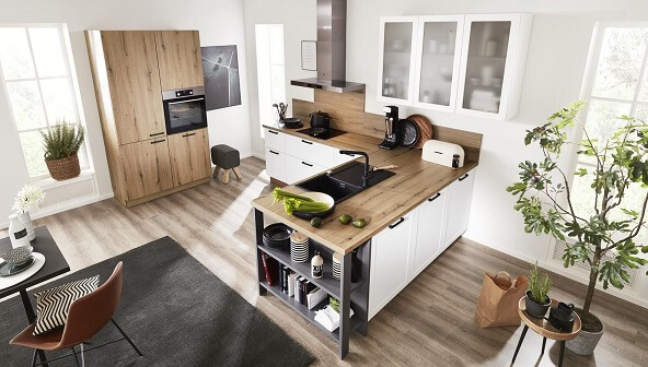 GUNST-Küchenwelt - Eine moderne Landhausküche in weiß mit Arbeitsplatte in Holzoptik.