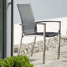 GUNST Gartenmöbel: Ein Gartenstuhl aus Metall mit Netzbespannung, der jedes Wetter mitmacht