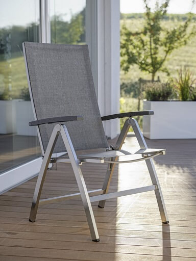 GUNST Gartenmöbel: einfach praktisch - ein Gartenlehnstuhl, der sich auch mal schlank in einer Ecke verstauen lässt. 
