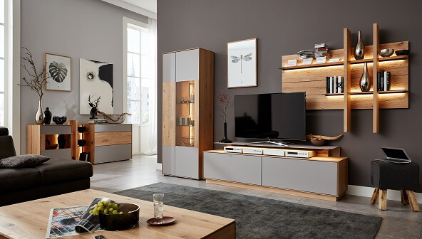 Modernes Wohnzimmer mit beleuchtetem Holzregal, Lowboard für Fernseher und Vitrinenschrank