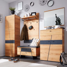 Moderne Garderobe mit Dielenschrank, Sitzbank, Kommode und Garderobenwand.