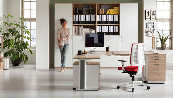 Großzügiges Büro mit aufgeräumter Schrankwand, Eckschreibtisch und komfortablen Büro-Drehstuhl.