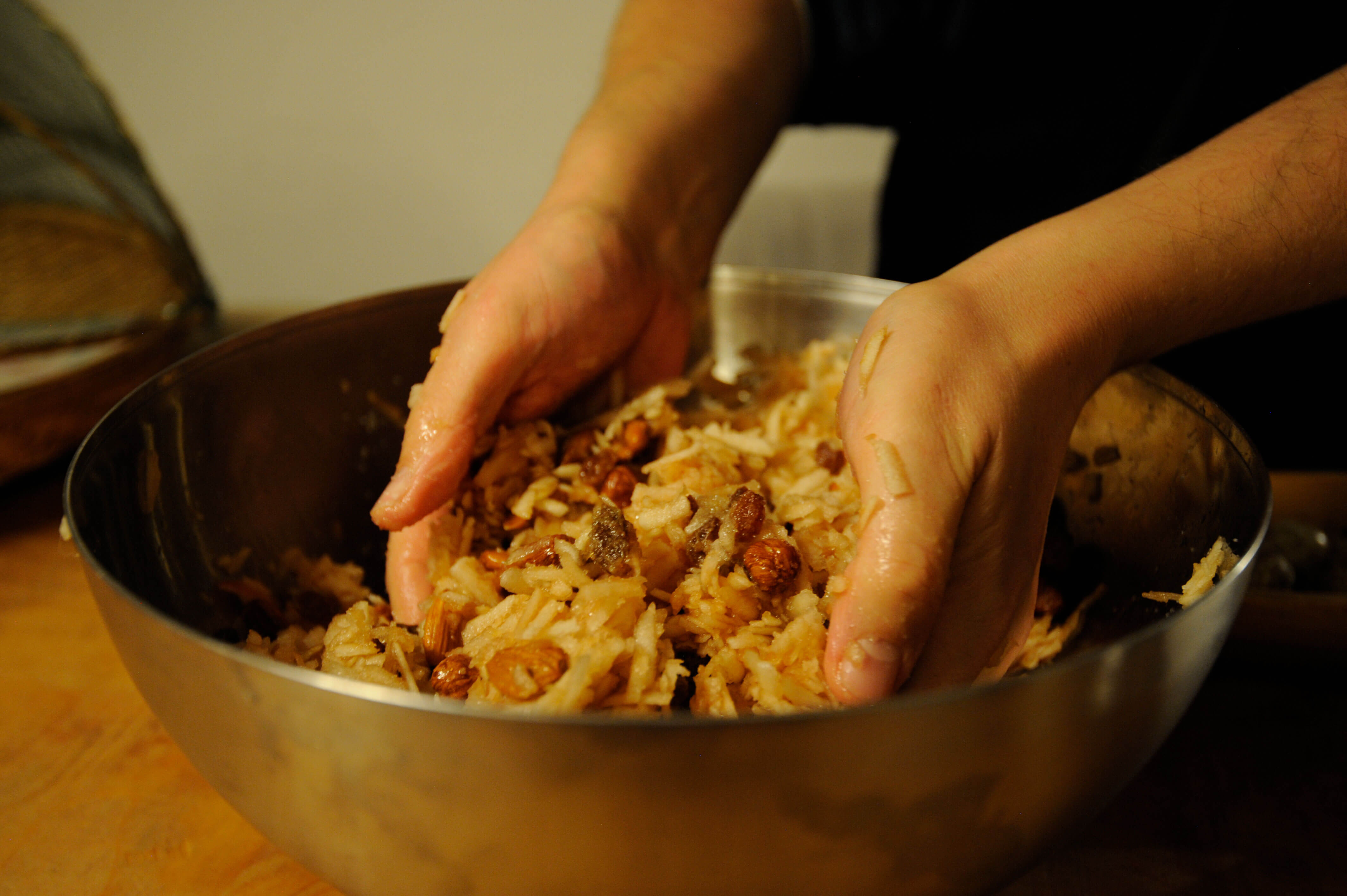 GUNST Blog - Rezepttipp Apfelbrot: Die Zutatenmischung am Ende mit den Händen nocheinmal verkneten.