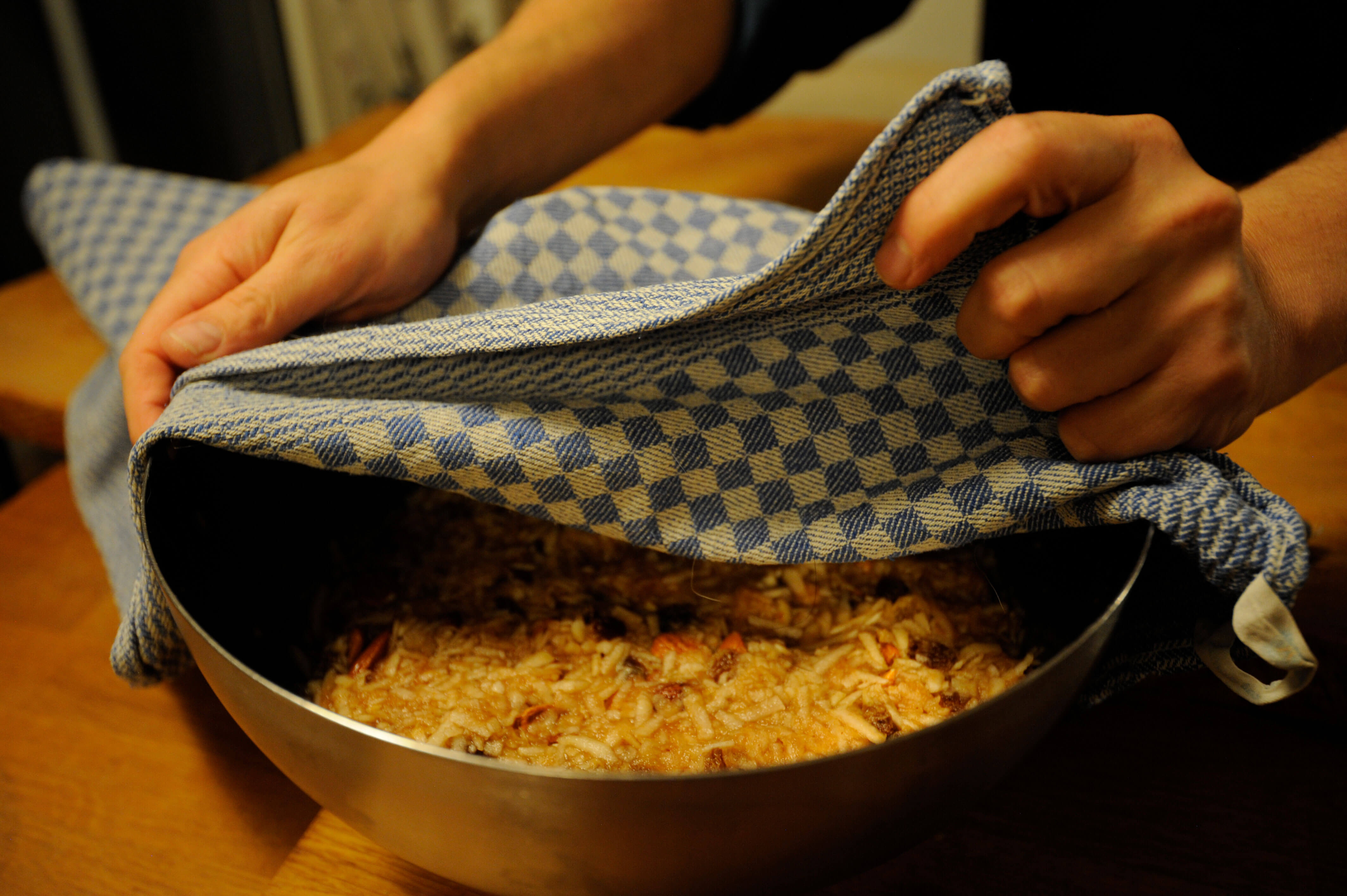 GUNST Blog - Rezepttipp Apfelbrot: Die Zutatenmischung abdecken und über Nacht bei Raumtemperatur ziehen lassen.