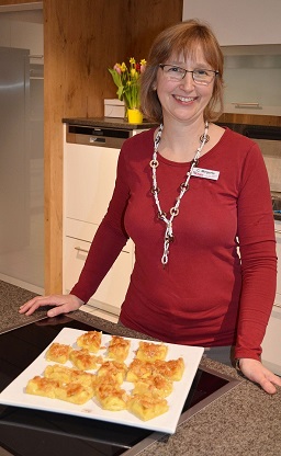 Christa Megerle stellt ihren Apfelkuchen mit Mandeln vor.