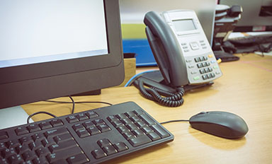 Bürotisch mit Computer und Telefon