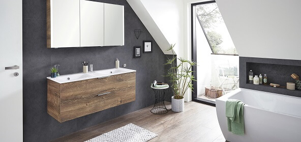 Modernes Badezimmer mit Unterschrank aus dunklem Holz
