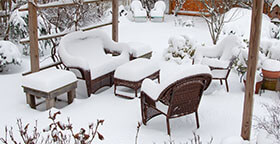 Beitragsbild Gartenmöbel richtig überwintern: Gartenmöbel stehen im Schnee