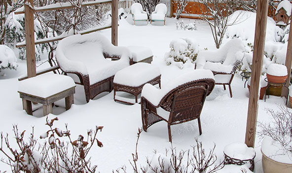 GUNST Blog - Pflegetipp Gartenmöbel: Eine zugeschneite Terrasse mit Gartenmöbeln sieht hübsch aus, Gartenmöbel sollten aber im Winter besser drinnen stehen..