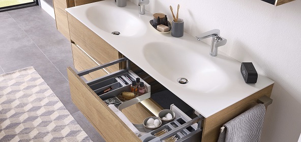 Doppeltes Badezimmerwaschbecken mit Schubladen im Unterbau