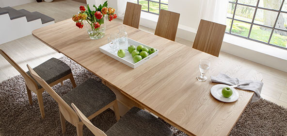 Möbel GUNST: Geradliniger Esstisch mit abgerundeten Ecken in Eiche Bianco mit passenden Stühlen.
