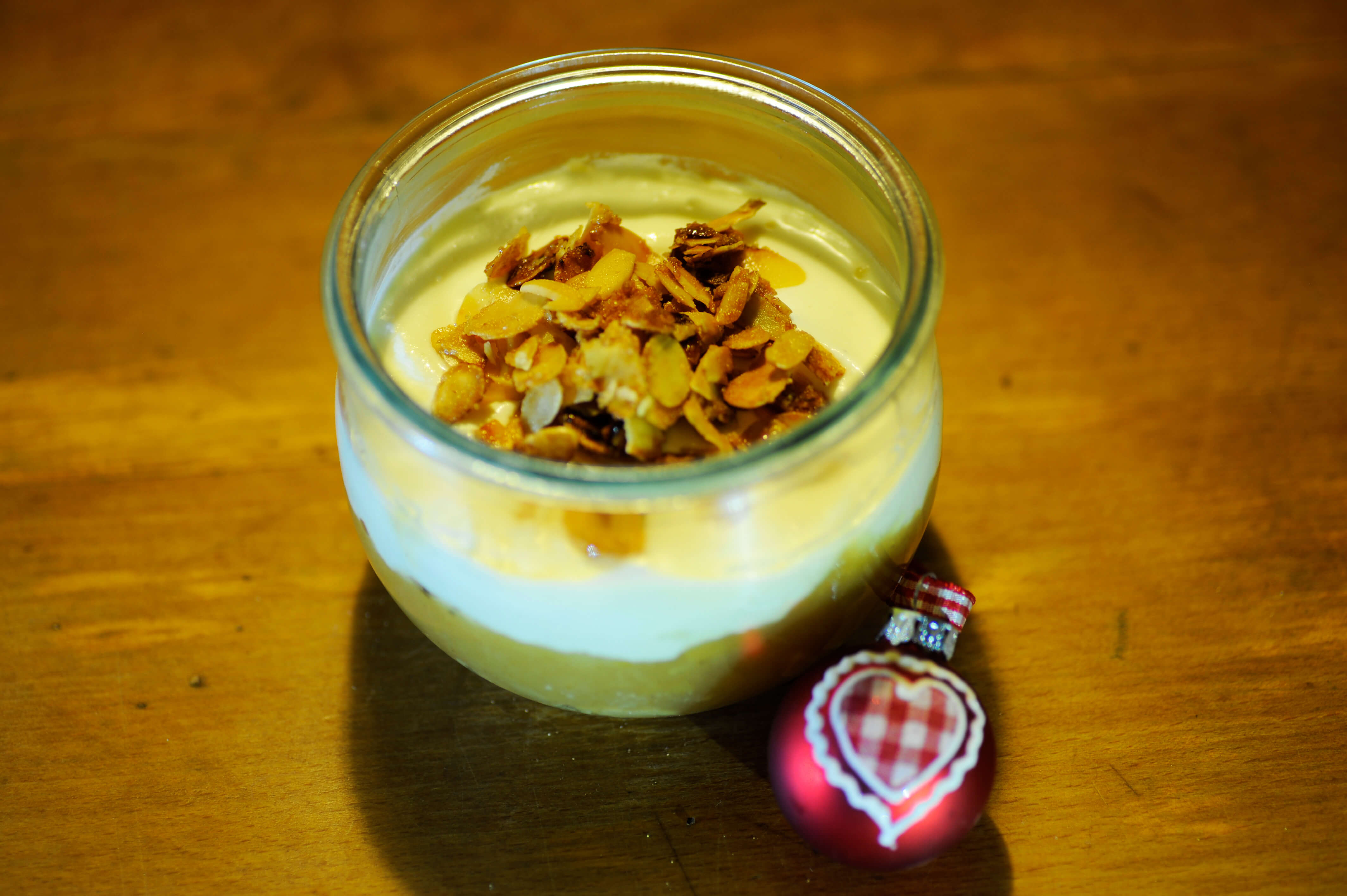 Apfel-Tiramisu - dekoriert mit Mandel-Krokant - lecker.