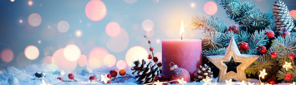 Weihnachtliche Dekoration mit Kerze, Tannenzweige und Glaskugeln