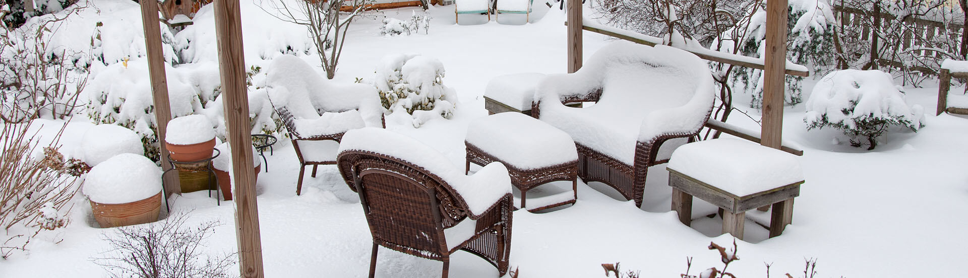 GUNST Blog - Pflegetipp Gartenmöbel: Eine zugeschneite Terrasse mit Gartenmöbeln.