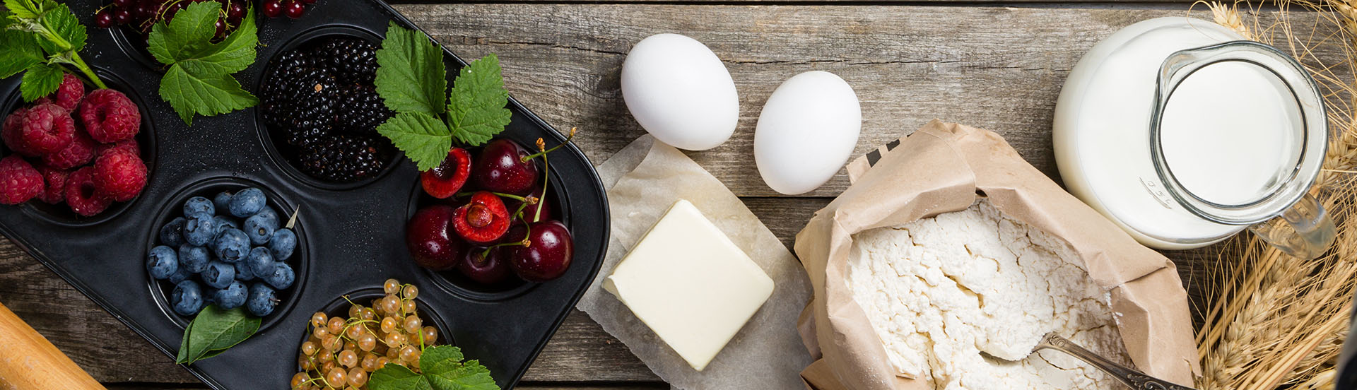 Früchte und Backzutaten auf einem hölzernen Untergrund