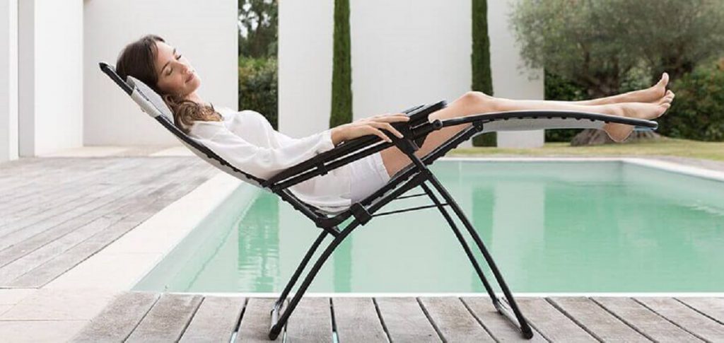 Das Bild zeigt eine Frau in der so genannte Zero-Gravitiy-Position auf einer Lafuma Relaxliege.